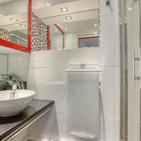 Apartment Branded New And Comfy - Heart Of 3 *