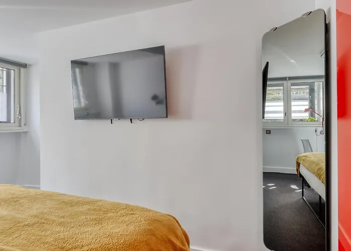 Branded New And Comfy - Heart Of 3 * פריז