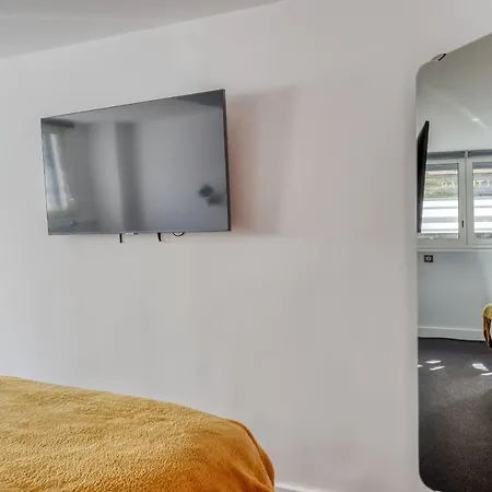 Branded New And Comfy - Heart Of 3 * Paryż